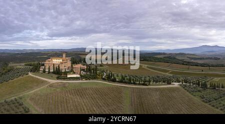 Montalcino, Italien, 16. November 2023: Aus der Vogelperspektive auf das Schloss Poggio alle Mura und das Weinresort Villa Banfi in der Toskana, Europa Stockfoto