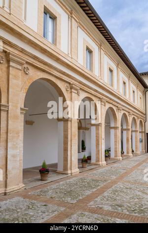 Spoleto, Italien, 25. November 2022: Blick auf den Portikus und den Innenhof des Erzbischofspalastes im historischen Stadtzentrum von Spoleto, Europa Stockfoto