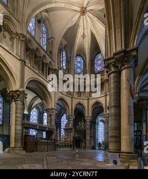 Canterbury, Vereinigtes Königreich, 10. September 2022: Blick auf das Presbyterium in der historischen Kathedrale von Canterbury, Europa Stockfoto