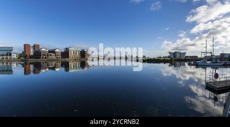 Belfast, Großbritannien, 21. August 2022: Skyline der Innenstadt von Belfast und des Flusses Lagan mit dem Titanic Museum im Hintergrund, Europa Stockfoto