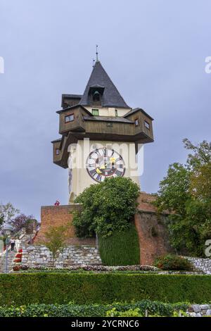 Graz, Österreich, 9. Oktober 2022: Blick auf den mittelalterlichen Uhrturm in der Innenstadt von Graz, Europa Stockfoto