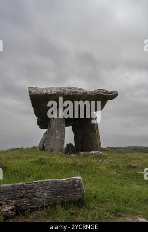 Eine Langzeitaufnahme der Poulnabrone Dolmen unter einem bewölkten Himmel in der Grafschaft Clare in Westirland Stockfoto