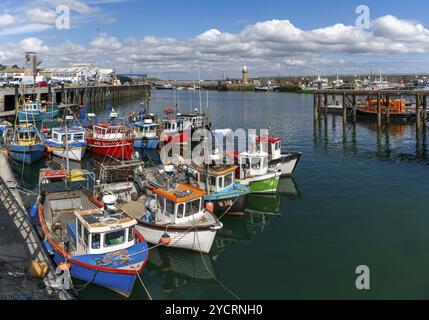 Dunmore East, Irland, 17. August 2022: Blick auf den Hafen von Dunmore East und den Leuchtturm im County Waterford, Europa Stockfoto