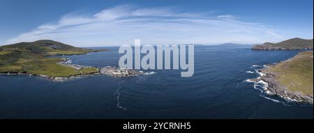 Ein Luftpanorama der Küstenlandschaft der Halbinsel Iveragh mit Beginish und Valentia Island Lighthouse Stockfoto