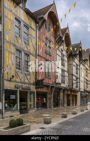 Troyes, Frankreich - 13. September 2022: Mittelalterliche Fachwerkhäuser im historischen Stadtzentrum von Troyes Stockfoto