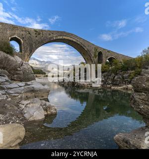 Blick auf die osmanische Mesi-Brücke in der Nähe von Shkoder im Nordwesten Albaniens Stockfoto