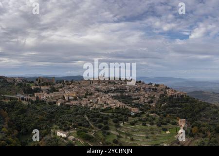 Ein Blick auf das toskanische Dorf auf einem Hügel und die Weinhauptstadt Montalcino Stockfoto