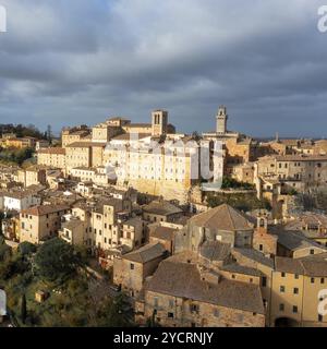 Ein Blick auf das toskanische Dorf auf einem Hügel und die Weinhauptstadt Montepulciano Stockfoto