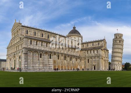 Pisa, Italien, 30. November 2022: Der Schiefe Turm von Pisa und die historische Kathedrale, Europa Stockfoto