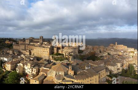 Ein Blick auf das toskanische Dorf auf einem Hügel und die Weinhauptstadt Montepulciano Stockfoto