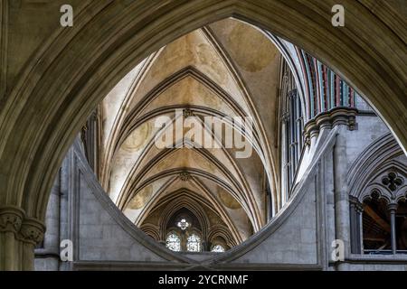 Salisbury, Vereinigtes Königreich, 8. September 2022: Architektonische Details fließender Kurven und Bögen im frühenglischen gotischen Stil im historischen Sali Stockfoto