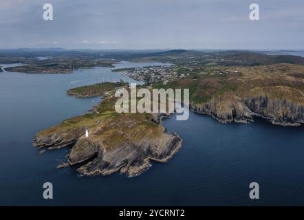 Blick auf den Baltimore Beacon und den Eingang zum Hafen von Baltimore in West Cork Stockfoto