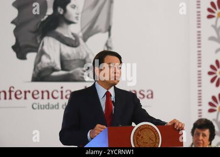 Mexicos Präsidentin Claudia Sheinbaum Briefing Conference Mario Delgado , Sekretär für öffentliche Bildung SEP, sprach während der Mexicos Präsidentin Claudia Sheinbaum Pardo Pressekonferenz über im Nationalpalast. Am 23. Oktober 2024 in Mexiko-Stadt. Mexico City CDMX Mexico Copyright: XCarlosxSantiagox Stockfoto