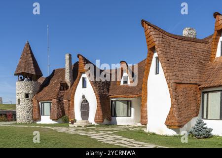 Porumbacu de Sus, Rumänien, 18. Oktober 2022: Blick auf das Märchenschloss Castelul de LUT Valea Zanelor und Hotel in Mittelrumänien, Europa Stockfoto