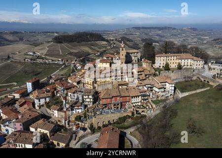 Montforte d'Alba, Italien: 10. März 2023: Blick auf das malerische Dorf Montforte d'Alba in der Weinregion Barolo des italienischen Piemont Stockfoto