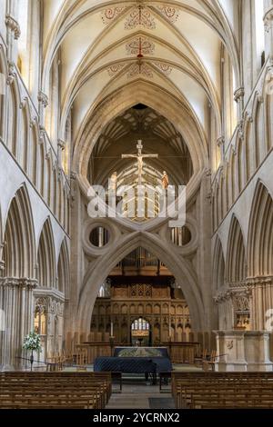 Wells, Vereinigtes Königreich, 1. September 2022: Innenansicht der Kathedrale von Wells in Someset mit Mittelschiff und Altar, Europa Stockfoto