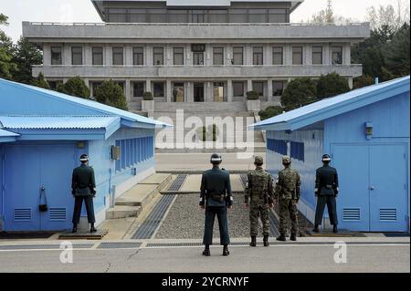 02.05.2013, Panmunjom, Südkorea, Asien, südkoreanische Wachen stehen am Grenzstreifen im Gemeinsamen Sicherheitsraum innerhalb der entmilitarisierten Zone, Asien Stockfoto