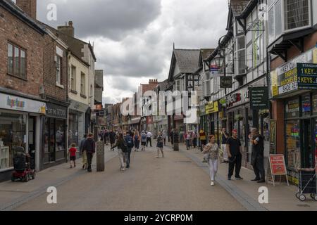 Chester, Großbritannien, 26. August 2022: Blick auf das historische Stadtzentrum von Chester mit vielen Menschen in der geschäftigen High Street, Europa Stockfoto