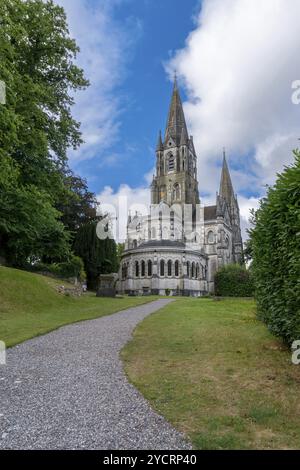 Cork, Irland, 16. August 2022: Blick auf die Saint Fin Barre's Cathedral am River Lee in der Innenstadt von Cork, Europa Stockfoto