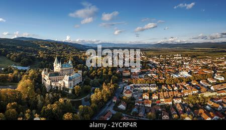 Bojnice, Slowakei, 26. September 2022: Panoramablick auf das Dorf Bojnice und das historische Märchenschloss in der Slowakei in Herbstfarben, Europa Stockfoto