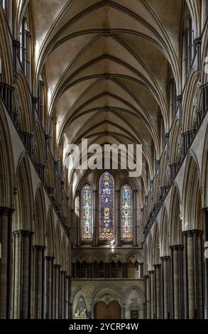 Salisbury, Vereinigtes Königreich, 8. September 2022: Blick auf das Seitenschiff in der historischen Kathedrale von Salisbury, Europa Stockfoto