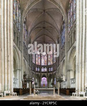 Troyes, Frankreich - 13. September 2022: Blick auf den Hauptaltar und das zentrale Schiff der Kathedrale von Troyes Stockfoto