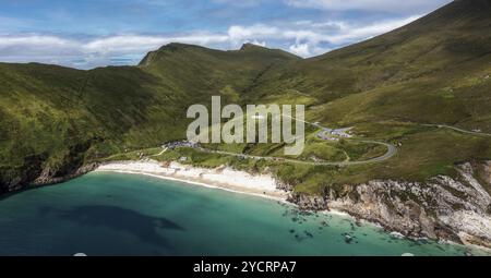 Blick auf die kurvenreiche Klippenstraße, die zur malerischen Keem Bay und zum Strand auf Achill Island in der Grafschaft Mayo im Westen Irlands führt Stockfoto