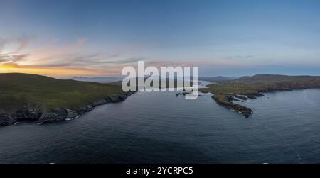 Panoramablick auf die Iveragh-Halbinsel mit Valentia Island und Portmagee bei Sonnenuntergang Stockfoto