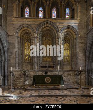 St. Davids, Großbritannien, 28. August 2022: Blick auf den kunstvollen Altar in der St. Davids Cathedral in Pembrokeshire, Europa Stockfoto