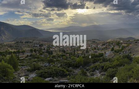 Blick auf das Dorf Chrisso und den Golf von Crissaean in Zentralgriechenland nach einem abendlichen Gewitter Stockfoto