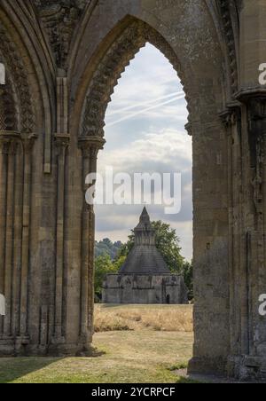 Glastonbury, Vereinigtes Königreich, 1. September 2022: The Abbot's Kitchen Building in Glastonbury Abbey, Europa Stockfoto