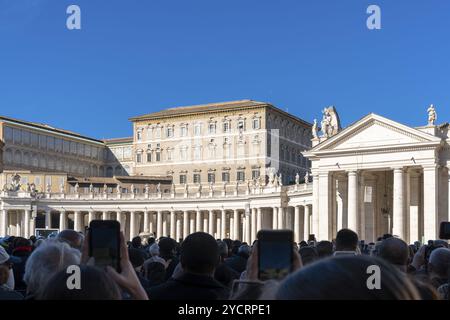 Vatikanstadt, Vatikanstadt, 27. November 2022: Große Menschenmenge auf dem Petersplatz, die Papst Franziskus während seiner Gebete hört Stockfoto