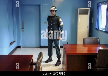 02.05.2013, Panmunjom, Südkorea, Asien, Ein südkoreanischer Wachsoldat steht in defensiver Haltung in einer Verhandlungsbaracke im Joint Security AR Stockfoto