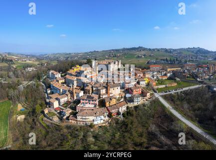 Costiglione d'Asti, Italien, 12. März 2023: Blick auf das malerische Dorf Costigliole d'Asti in der Piemont-Weinregion Italiens, Europa Stockfoto