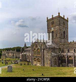 St. Davids, Großbritannien, 28. August 2022: Blick auf die St. Davids Kathedrale und den Friedhof in Pembrokeshire, Europa Stockfoto