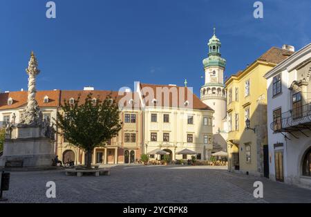 Sopron, Ungarn, 7. Oktober 2022: Blick auf den historischen Feuerturm und den Hauptplatz in der Altstadt von Sopron, Europa Stockfoto