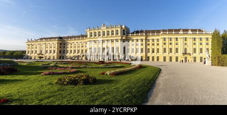 Wien, Österreich, 22. September 2022: Blick auf die Rückseite des Schlosses Schönbrunn mit bunten Blumen im Garten im warmen Abendlicht, Europa Stockfoto