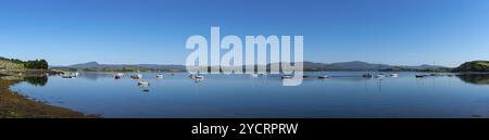 Bantry, Irland – 12. August 2022: Panoramablick auf die Bantry Bay im County Cork mit vielen farbenfrohen Segelbooten, die im ruhigen Wasser ankern Stockfoto