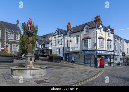 Conwy, Großbritannien, 27. August 2022: Die Statue von Liywelyn dem Großen im historischen Stadtzentrum von Conwy, Europa Stockfoto