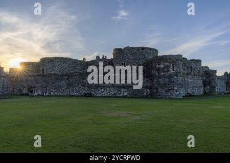 Beaumaris, Großbritannien, 27. August 2022: Blick auf das historische Schloss Beaumaris in Anglesey bei Sonnenuntergang, Europa Stockfoto