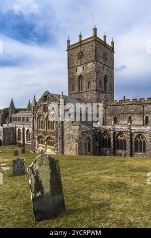 St Davids, Großbritannien, 28. August 2022: Vertikale Ansicht der St Davids Cathedral in Pembrokeshire, Europa Stockfoto