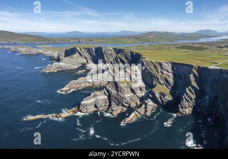 Panoramablick aus der Vogelperspektive auf die Kerry Cliffs und die Iveragh-Halbinsel in der Grafschaft Kerry von Irland Stockfoto