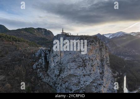 Ein Blick auf die Kapelle Notre Dame du Roc auf der Felsenpromenade über dem Dorf Castellane in der oberen Verdon-Schlucht Stockfoto