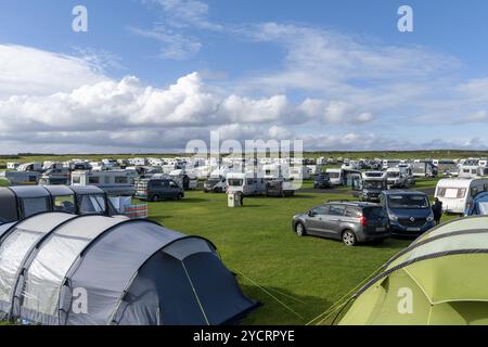 Doolin, Irland, 3. August 2022: Blick auf einen überfüllten und vollen Campingplatz im Hochsommer mit vielen Zelten und Wohnwagen, Europa Stockfoto