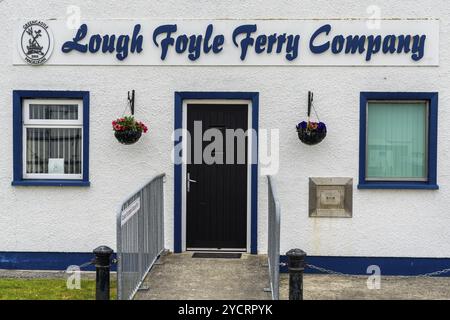 Greencastle, Irland, 9. Juli 2022: Blick auf das Gebäude und den Hauptsitz der Lough Foyle Ferry Company in Greencastle, Europa Stockfoto