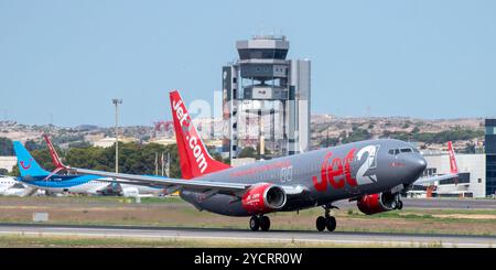 Billigfluggesellschaften. Boeing 737 Flugzeug der Billigfluggesellschaft Jet2 startet am Flughafen Alicante, El Altet. Stockfoto