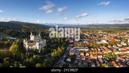 Bojnice, Slowakei, 26. September 2022: Panoramablick auf das Dorf Bojnice und das historische Märchenschloss in der Slowakei, Europa Stockfoto