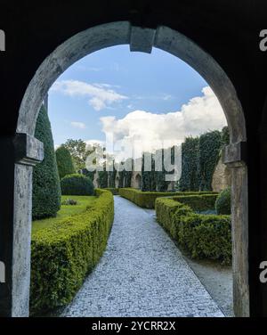 Bojnice, Slowakei, 26. September 2022: Ein steinernes Tor führt in die Gärten der Burg Bojnice in der Slowakei, Europa Stockfoto