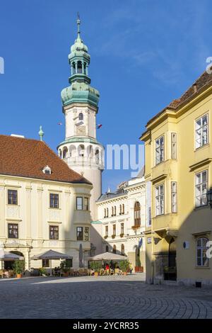 Sopron, Ungarn, 7. Oktober 2022: Blick auf den historischen Feuerturm und den Hauptplatz in der Altstadt von Sopron, Europa Stockfoto