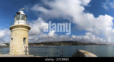 Folkestone, Vereinigtes Königreich, 11. September 2022: Der Folkestone Harbor Arm mit dem historischen Leuchtturm, Europa Stockfoto